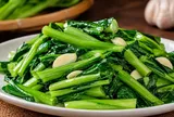 Vì sao rau xào ở nhà không giòn bằng ngoài hàng? Hãy kiểm tra 5 lỗi thường gặp này