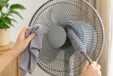 Cách làm sạch quạt điện không cần tháo rời khung: Mẹo đơn giản, nhanh gọn, quạt sạch bụi như mới