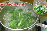 Cách luộc mọi loại rau xanh giòn, chỉ cho 1 thứ vào nồi