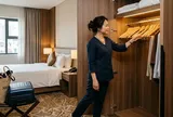 Vì sao nên mở tủ quần áo đầu tiên ngay khi vừa bước vào phòng khách sạn?
