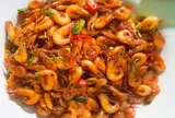 Rang tôm bao năm giờ mới biết không cần cầu kỳ, chỉ cho 2 thứ này tôm cực giòn ngon lại có màu đỏ hấp dẫn