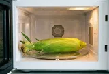 Luộc ngô bằng lò vi sóng: Chỉ mất 3 phút, hạt ngô mềm dẻo, mọng nước