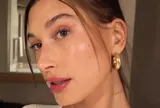 Routine dưỡng da tối giản giúp Hailey Bieber duy trì làn da căng bóng