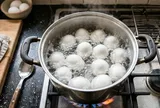 Luộc trứng với vài lát chanh có tác dụng gì?