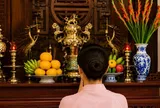 Vì sao bình hoa trên ban thờ thường để bên phải?