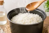 Vì sao nhiều người thêm thìa giấm vào nấu cơm?