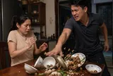 Chồng hất đổ mâm cơm vì thịt rang thiếu hành, nửa đêm mở tủ lạnh ra, anh liền sang nhà ngoại vội