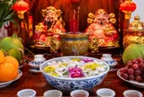 Vì sao ban thờ Thần Tài thường có một bát nước thả hoa?