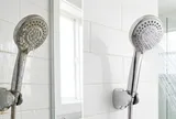 Vòi sen dùng lâu nước chảy yếu: Làm cách này vòi sáng bóng, nước chảy ào ào như mới mua