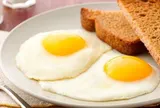 Làm trứng ốp đừng cho luôn vào chảo, thêm một bước nữa, trứng không bị cháy viền hay dính sát