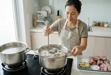 Lớp bọt nổi khi hầm xương có phải chất bẩn? Câu trả lời không giống nhiều người nghĩ