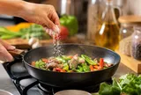 Thời điểm nêm muối khiến món ăn mất ngon nhưng nhiều người vẫn mắc vì thói quen