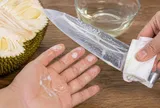 Nhựa mít dính dao, dính tay đừng rửa ngay: Làm cách này vài phút là sạch