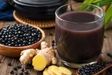Vì sao nên thêm gừng khi nấu nước đậu đen? Mẹo nhỏ giúp thức uống dễ uống hơn