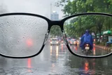 Mẹo chống mờ kính mắt ngày mưa gió: Làm đúng cách, nhìn rõ hơn khi ra đường