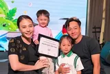 2 con của Đàm Thu Trang - Cường Đô La chăm chỉ rửa bát, nhận "tiền lương" nói sẽ xây nhà cho bố mẹ
