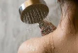 4 khung giờ dù bẩn tới mấy cũng đừng đi tắm kẻo dễ đột quỵ