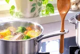 Chiếc lỗ trên tay cầm nồi chảo thực sự được thiết kế để làm gì? Hóa ra không chỉ để treo lên