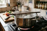 Đặt 1 chiếc đũa gỗ lên miệng nồi khi nước đang sôi để làm gì?