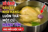 Vì sao đầu bếp nhà hàng luôn thả một củ hành tím vào nồi luộc gà?