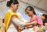 Nhiều người xúc động, rưng rưng nước mắt khi tham gia nghi thức “bông hồng cài áo” trong dịp lễ Vu lan báo hiếu