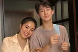 Con trai Lê Phương học lớp 9 đã cao lớn hơn mẹ gần cái đầu, lại tinh tế khiến bố Trung Kiên "được nhờ"