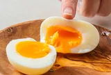 Tại sao nên cho chút giấm vào nồi luộc trứng?