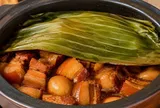 Vì sao nhiều người phủ lá chuối lên mặt nồi thịt kho tàu?