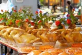 Cận Rằm tháng Bảy, người dân Hà Nội sắm sửa đủ mọi mặt hàng, giá cả tăng vọt, gà cánh tiên đắt nhất chợ