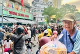 Thanh niên tranh thủ đi “giật cô hồn” chiều Rằm tháng Bảy, nhiều người phấn khởi khi được tặng quà mang về
