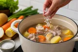Tại sao không nên nêm muối vào ngay từ đầu khi nấu ăn?