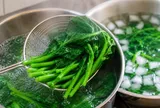 Luộc rau thế nào để rau xanh lâu mà không bị nhũn?