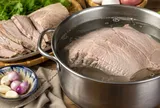 Luộc thịt nên cho vào từ nước lạnh hay nước sôi? Làm sai bước này nên thịt hay khô