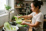 Chuyên gia cảnh báo: Đừng vội tin vào mẹo nhận biết rau ngâm hóa chất bằng mắt thường