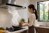 Khi mở máy hút mùi, nên đóng hay mở cửa? Nhiều người đang làm sai