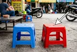 Tại sao ghế nhựa nào cũng có một lỗ tròn ở giữa?