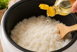 Tại sao nhiều người lại cho dầu ăn vào nấu cơm? Cách làm tưởng lạ nhưng lại có lý do bất ngờ