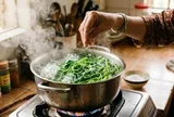 Vì sao luộc rau cho thêm 1, 2 hạt muối vào nồi?