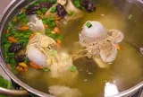 Tại sao không nên cho muối từ đầu khi hầm xương?