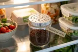 Tủ lạnh có mùi khó chịu, đừng vội mua đồ khử mùi: Thử cách này với 2 thứ sẵn có trong bếp