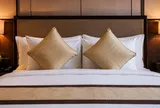 Vì sao khách sạn thường để thêm những chiếc gối vuông trên giường?