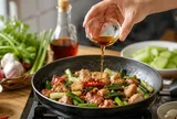 Vì sao không nên nêm mắm vào món ăn từ đầu?