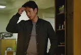 Lén đến nhà vợ cũ thăm con, thấy cảnh sau ô cửa sổ, tôi xấu hổ ngậm ngùi rời đi