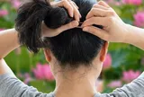 Tại sao bạn nên buộc cao tóc khi đi vệ sinh?