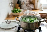 Vì sao luộc rau không nên đậy vung? Nhiều người làm hàng ngày nhưng chưa chắc biết lý do