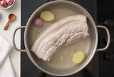 Mẹo luộc thịt trắng hồng đẹp mắt, mềm ngọt, không bị khô