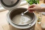 Tại sao nên cho một thìa giấm vào nồi cơm trước khi nấu?