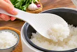 Tại sao thìa xới cơm lại nhiều chấm sần mà không làm nhẵn? Hóa ra có lý do rất thực tế