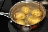 Mẹo lột vỏ khoai tây cực nhanh không cần dùng dao