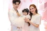 Diễn viên Phương Hằng mở tiệc thôi nôi ngập sắc hồng cho ái nữ đầu lòng, khoe cảnh ông bà nội ngoại ấm áp bên cháu